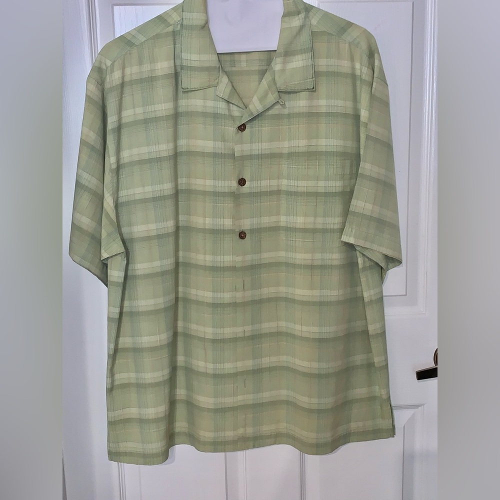 Tommy Bahama men’s 100% silk short sleeve shirt.
